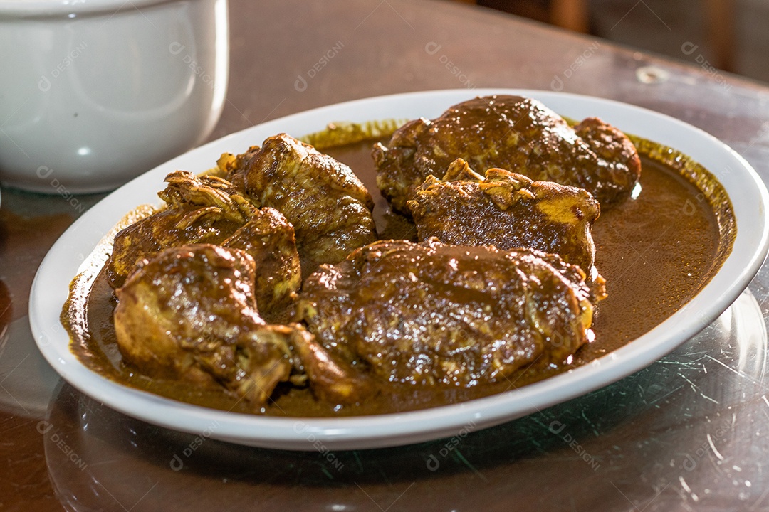 Carne delíciosa com muito molho sobre de madeira