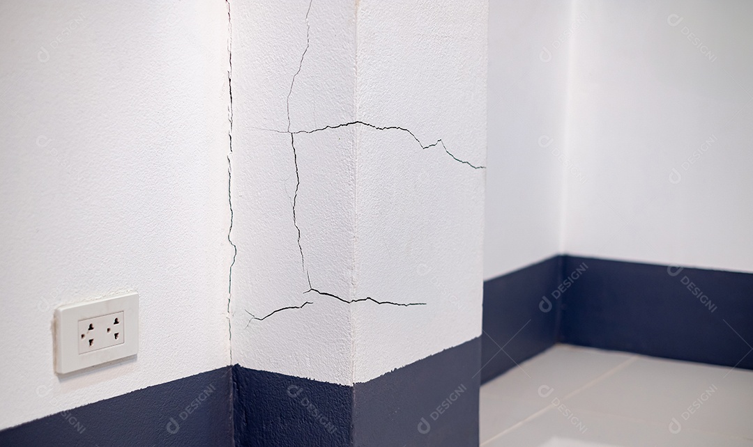 Parede rachada parede de concreto quebrada dentro da casa canto de cimento afetado por terremoto ou desabamento do solo