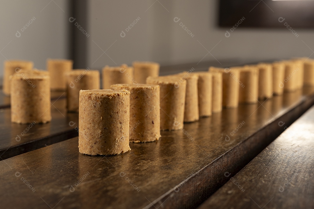 Mesa com paçocas em cima