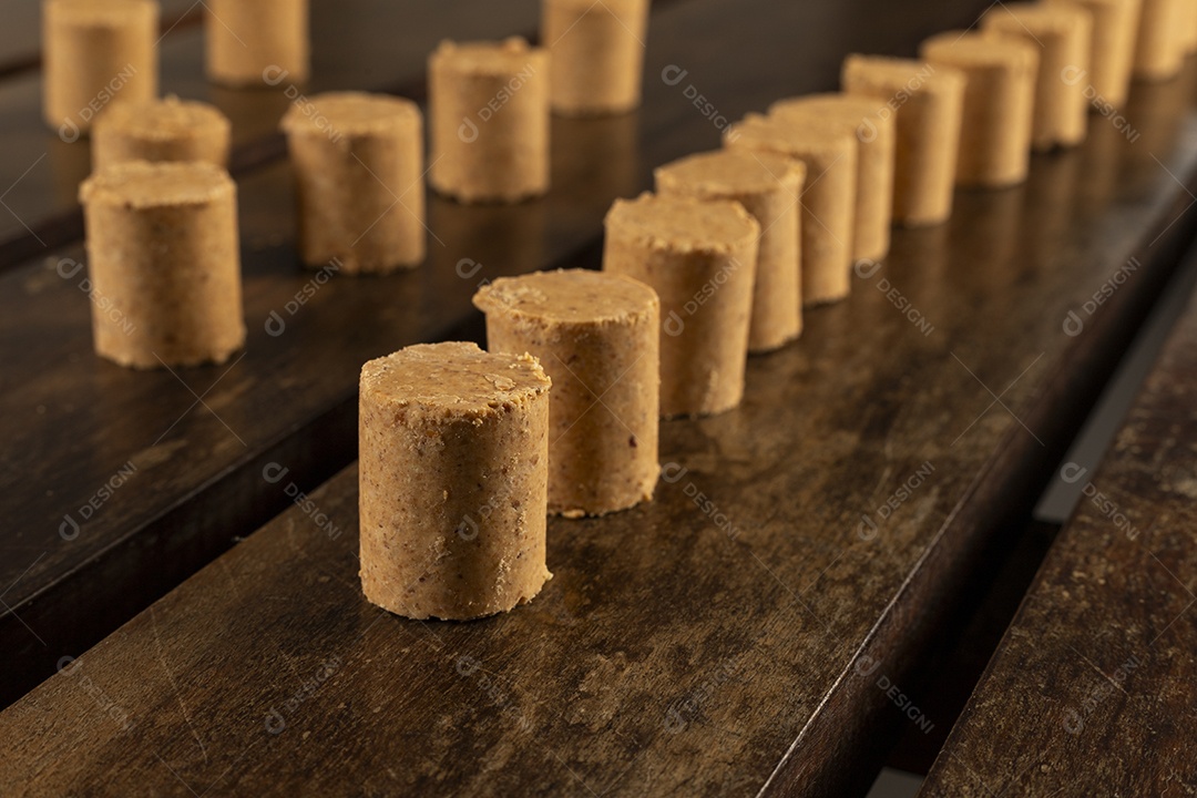 Deliciosas paçocas de amendoim sobre uma mesa