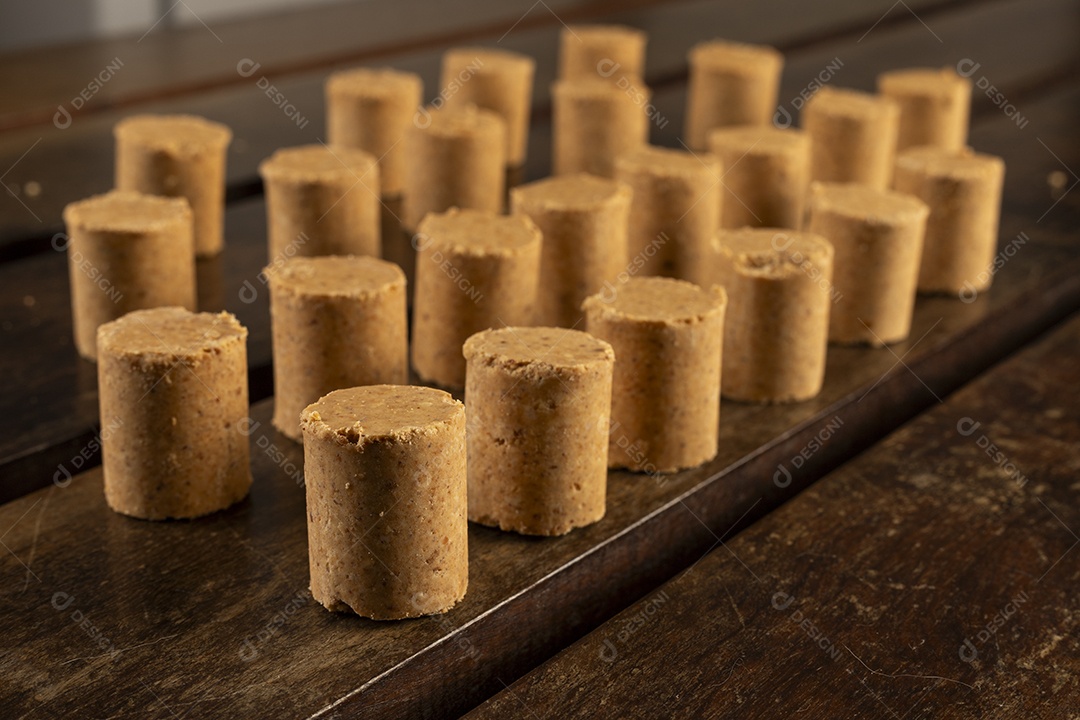 Filas de paçocas deliciosas na mesa