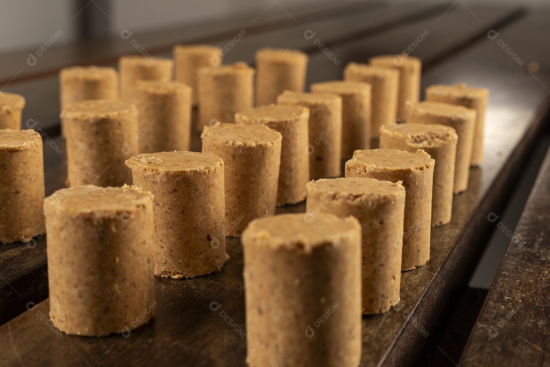 Filas de paçocas deliciosas na mesa