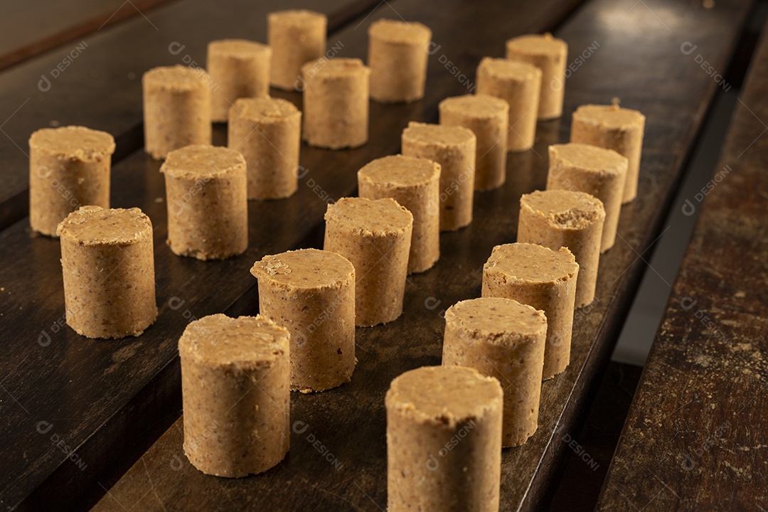 Filas de paçocas deliciosas na mesa