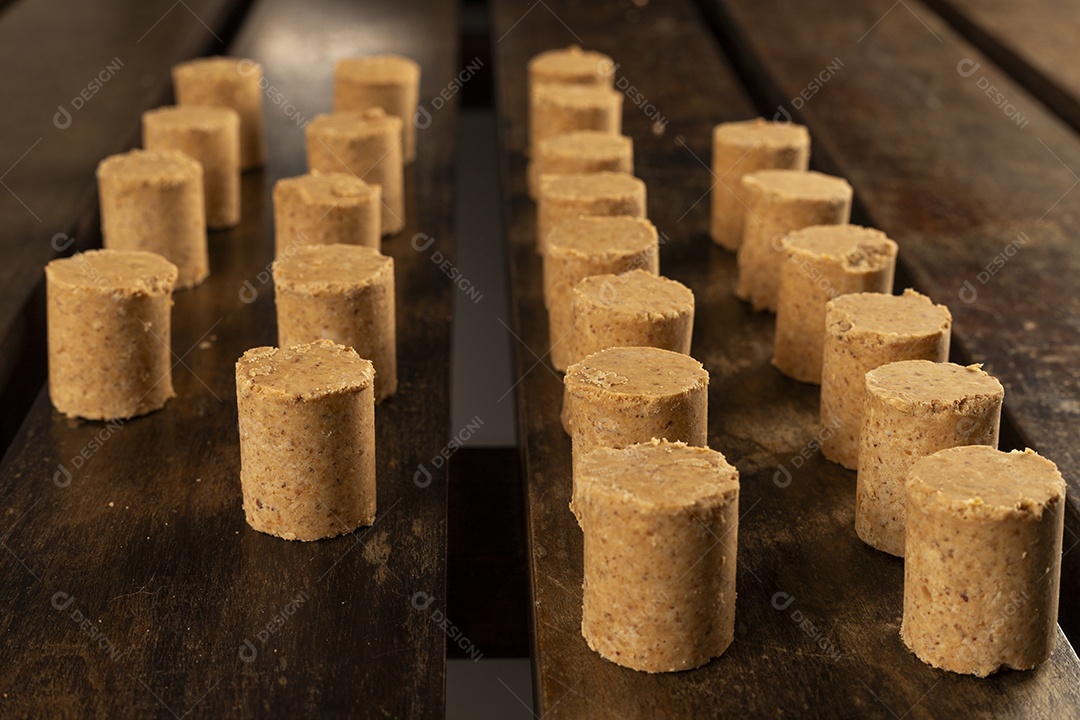 Filas de paçocas deliciosas na mesa