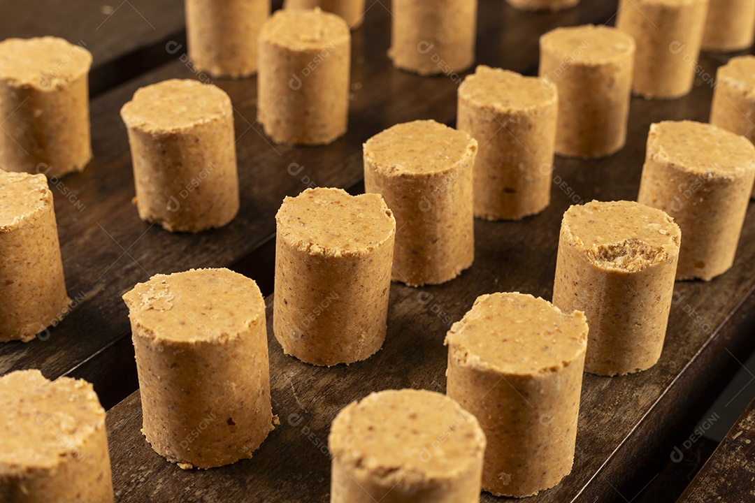 Paçocas enfileiradas em uma mesa de madeira