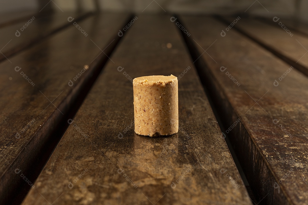 Paçoca deliciosa de amendoim sobre a mesa