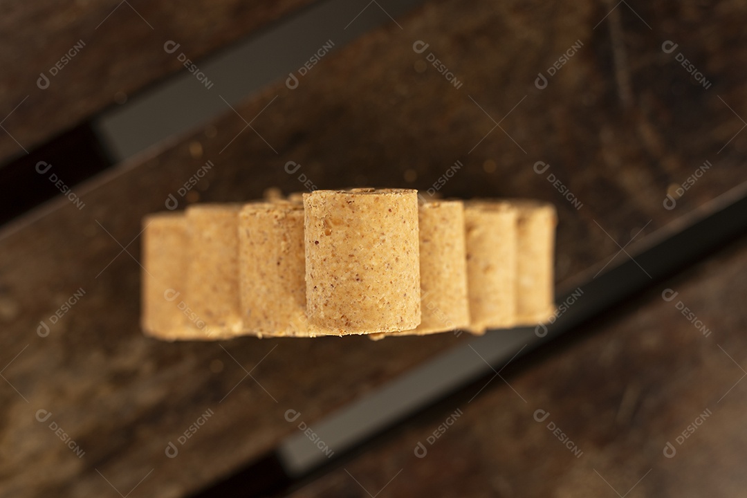 Paçocas de amendoim empilhadas sobre uma mesa de madeira