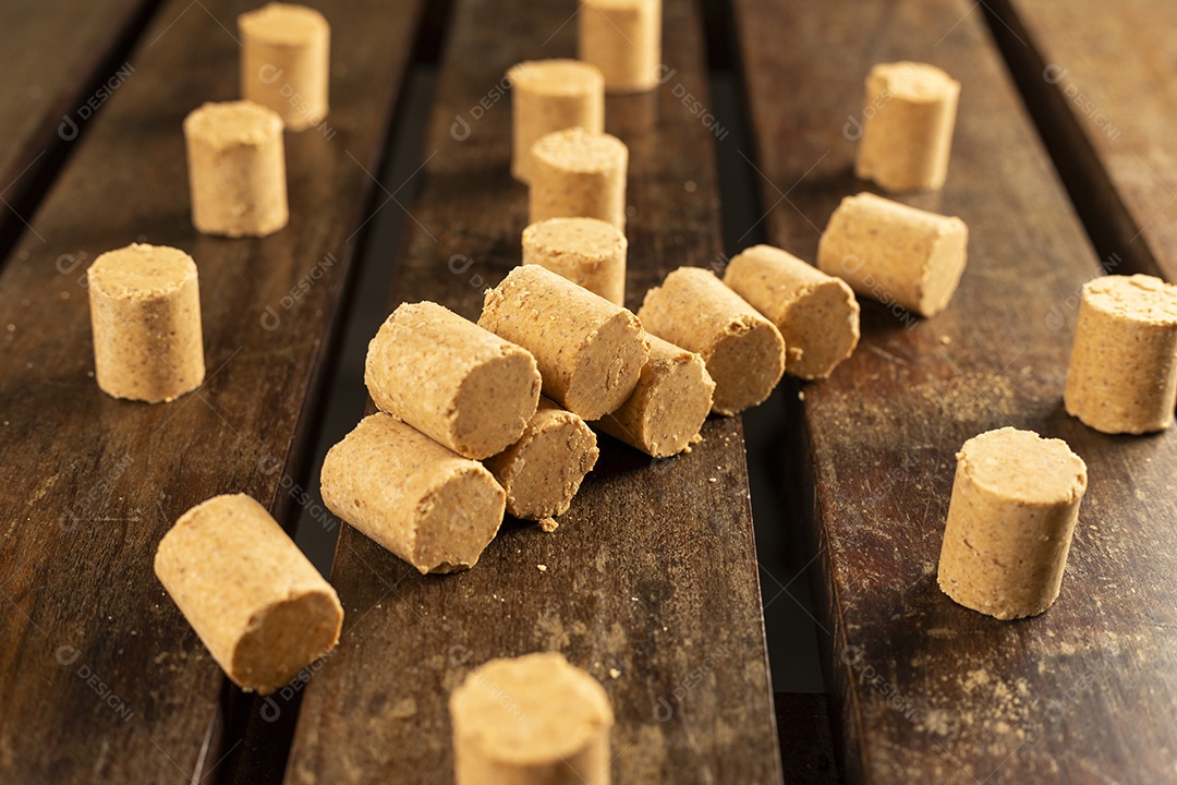 Paçocas na mesa de madeira