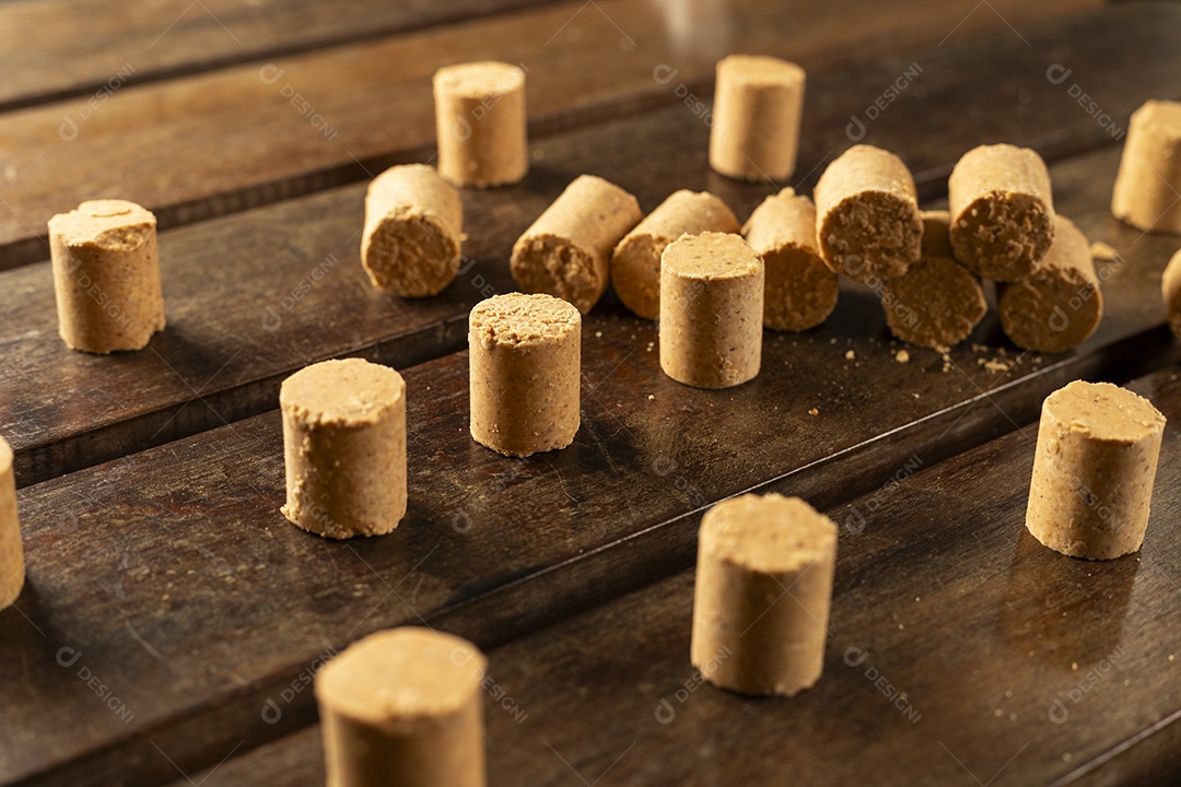 Paçocas empilhadas sobre mesa de madeira