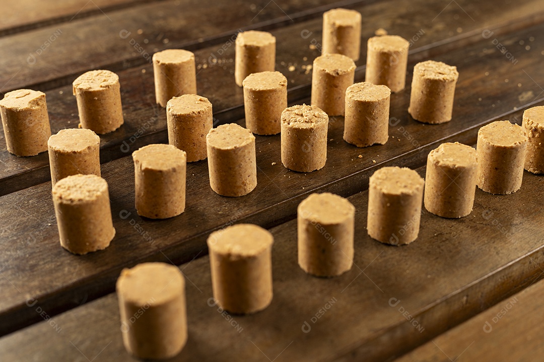 Mesa de madeira com paçocas em cima