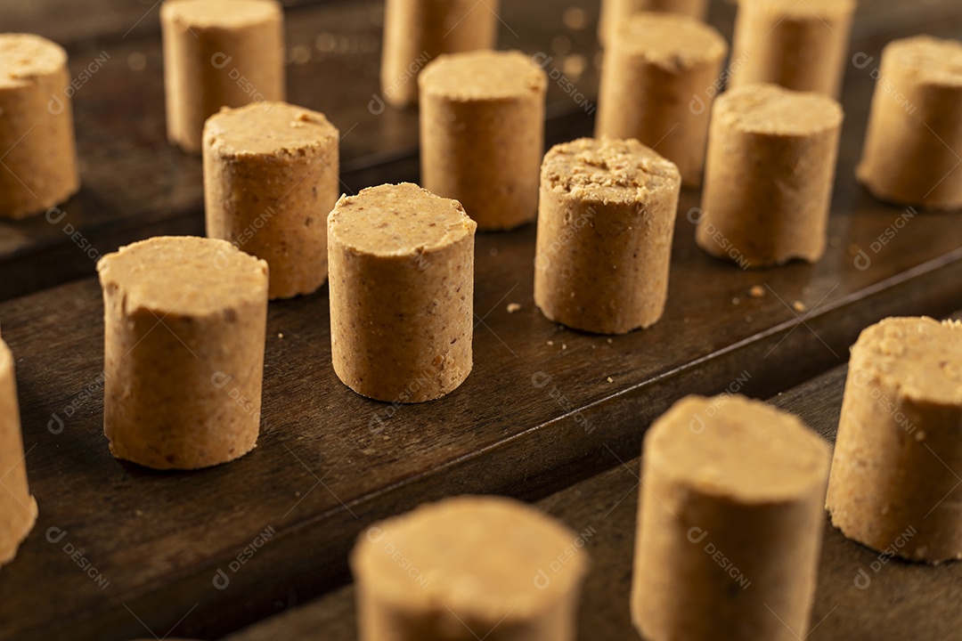 Mesa de madeira com paçocas em cima