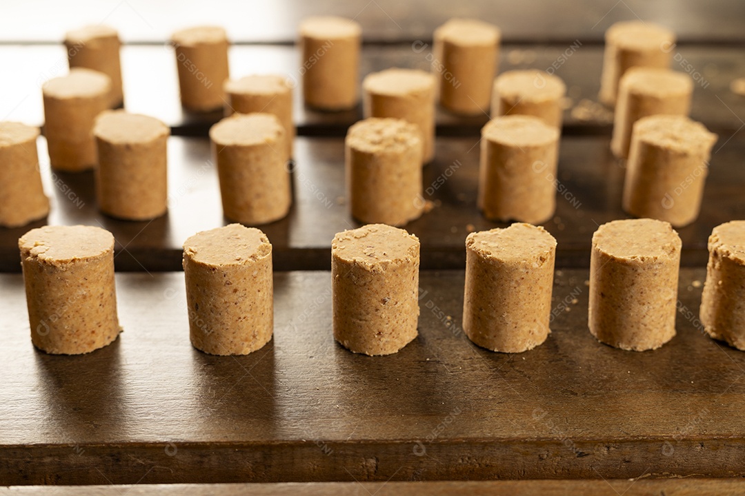 Mesa de madeira com paçocas em cima