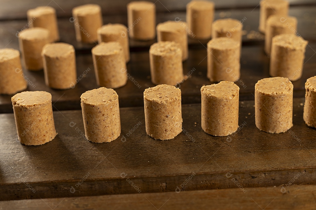 Paçoca deliciosa na mesa de madeira