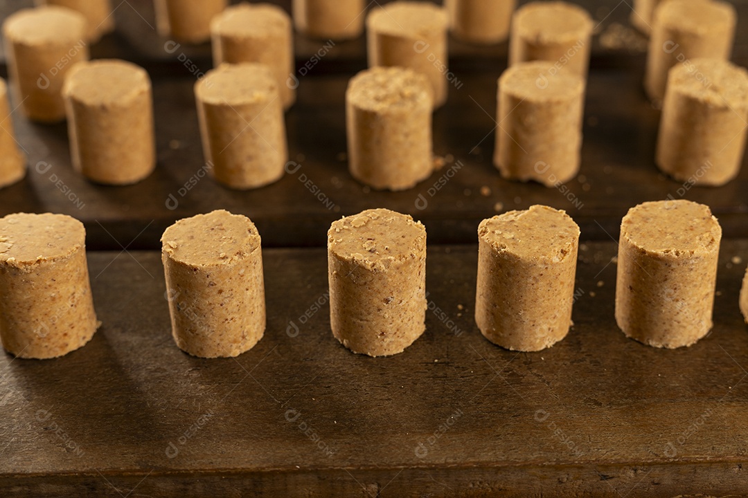 Paçocas deliciosas enfileiradas em uma mesa de madeira