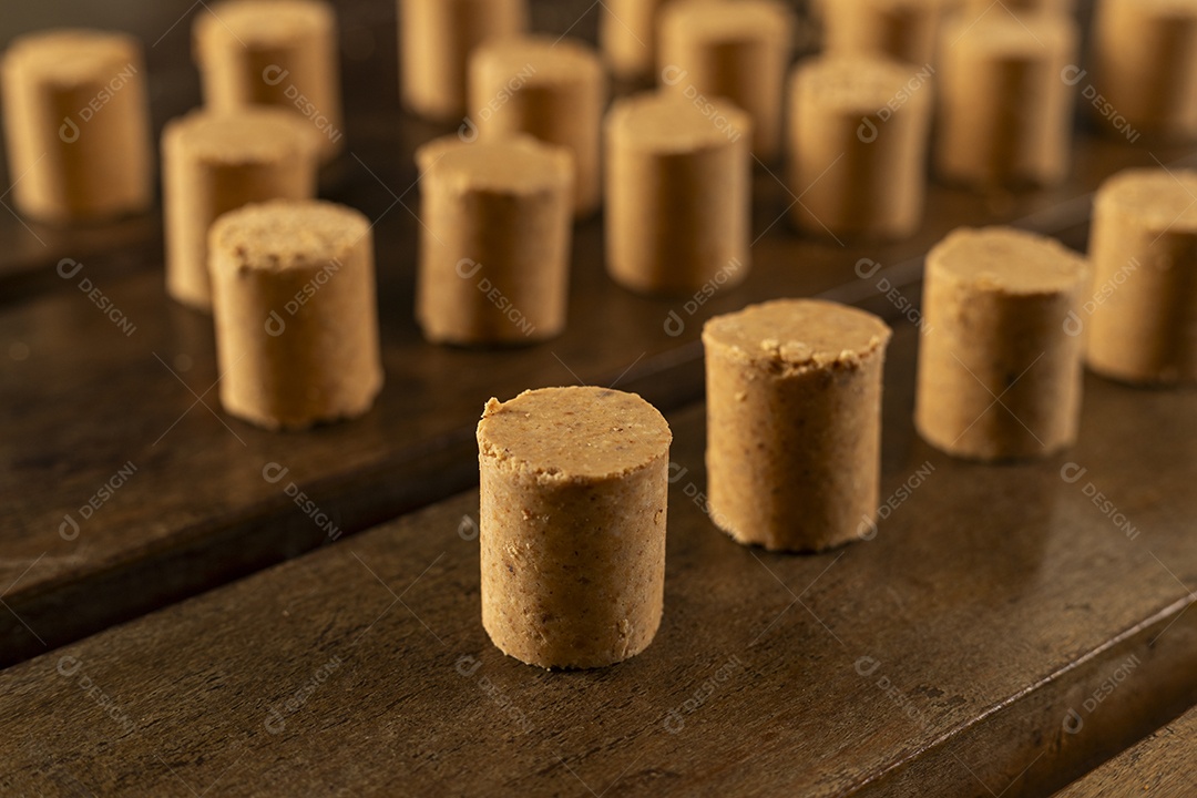 Paçocas enfileiradas em uma mesa de madeira