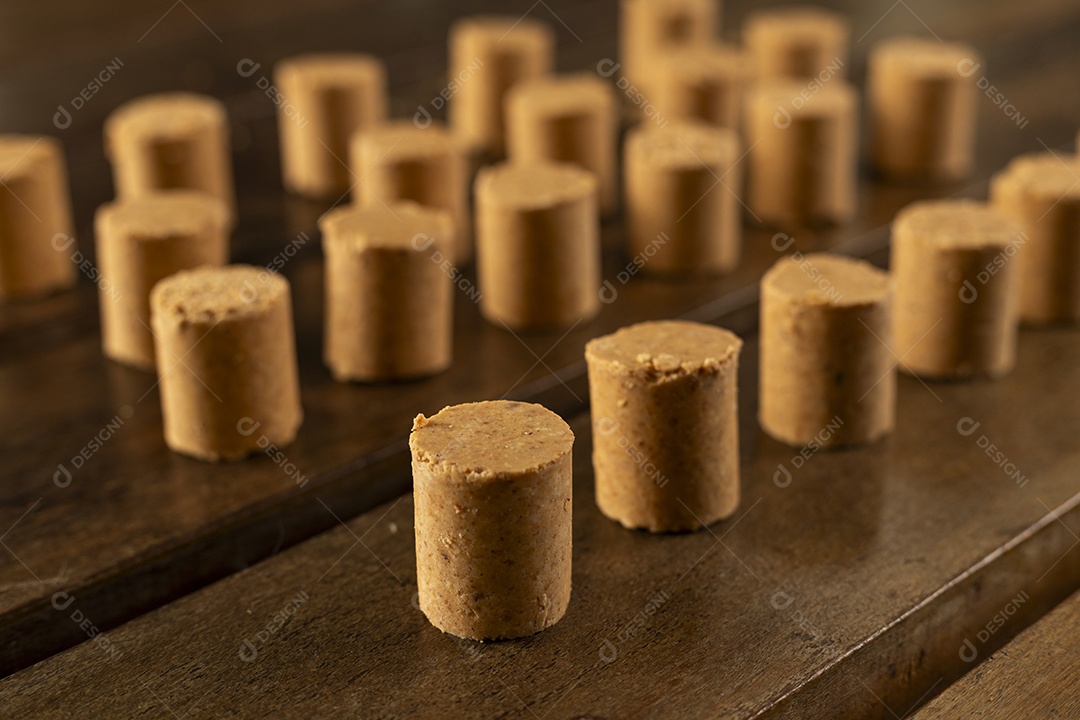 Paçocas em fila sobre uma mesa de madeira