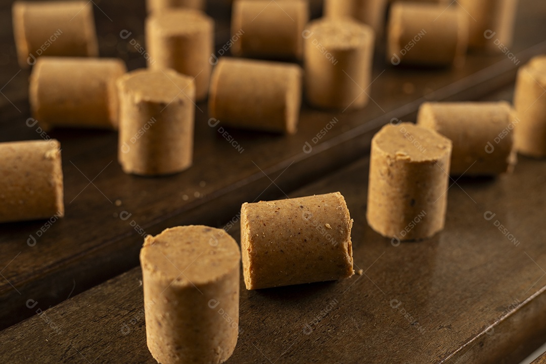 Paçocas sobre uma mesa de madeira