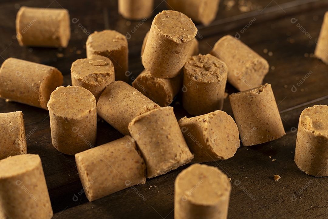 Muitas paçocas sobre uma mesa de madeira