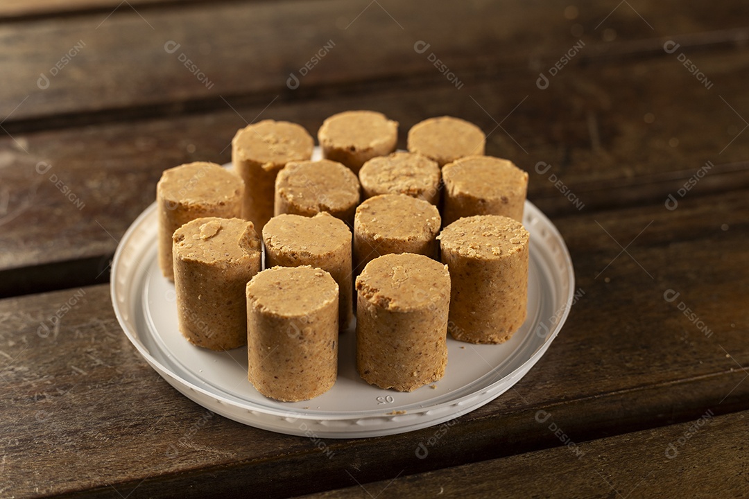 Paçoca deliciosa em uma tampa branca