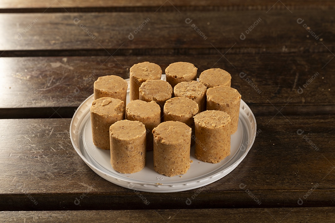 Paçocas deliciosas sobre tampa branca