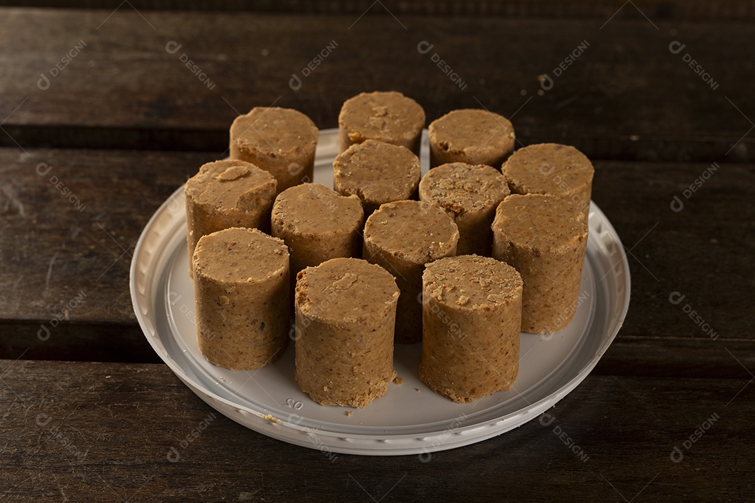 Um tampa branca com paçoquinhas em cima