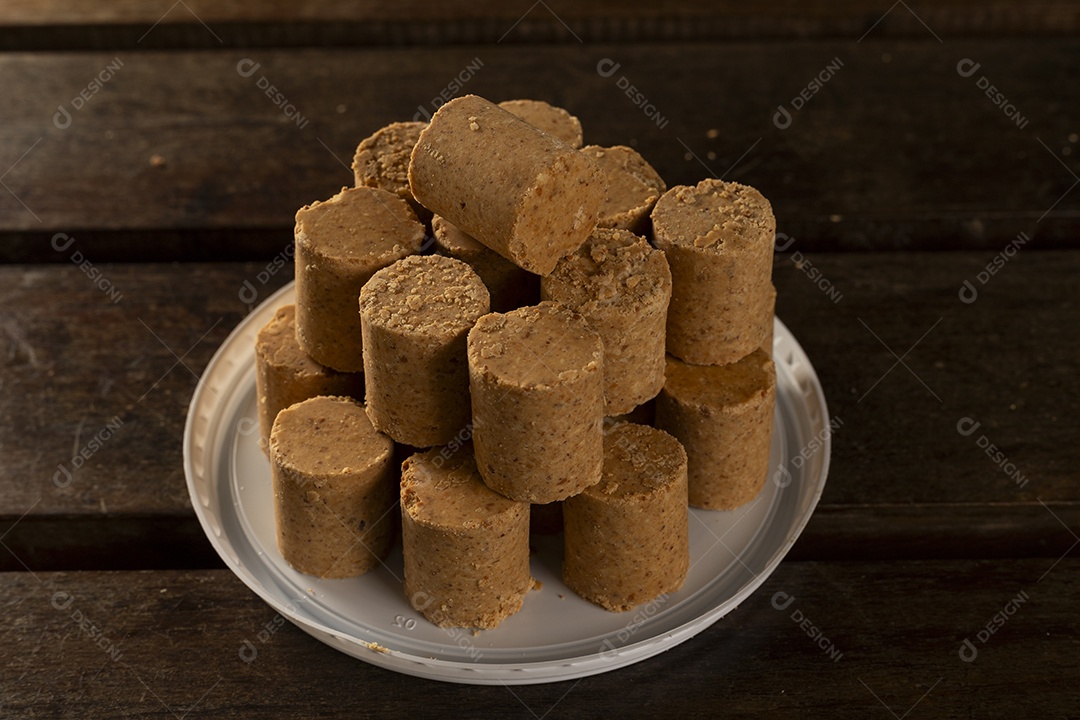 Paçocas empilhadas sobre uma tampa