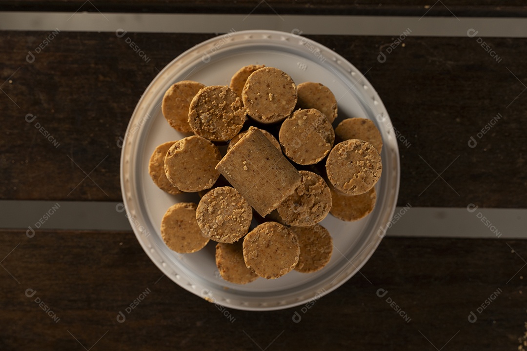 Paçoca deliciosa em uma tampa branca