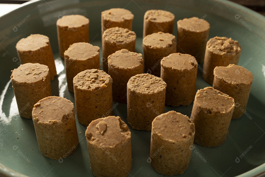 Paçoquinhas deliciosas numa travessa verde