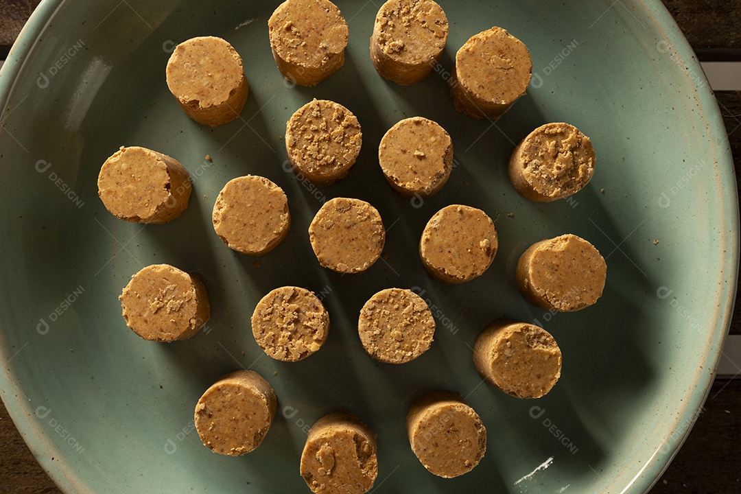 Paçoquinhas deliciosas numa travessa verde