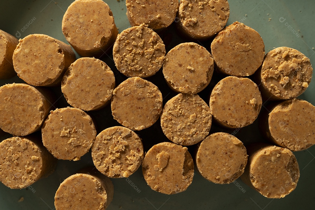 Muitas paçocas em uma travessa verde