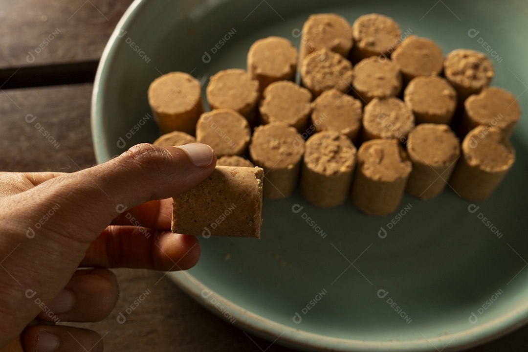 Travessa com muitas paçoca deliciosa