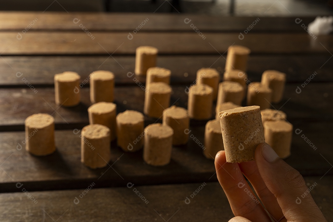 Paçoca deliciosa na mão