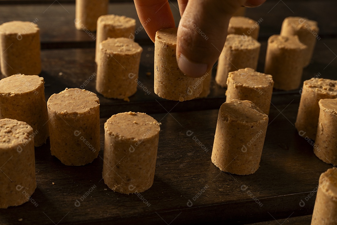 Mão pegando uma deliciosa paçoca