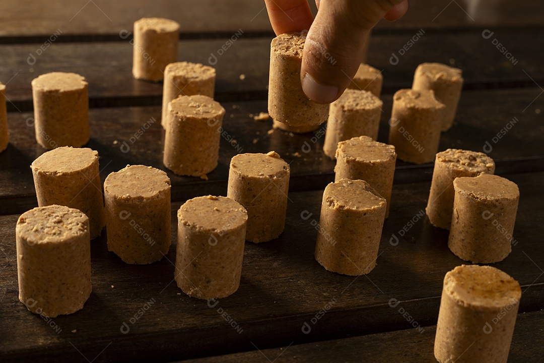 Muitas paçocas na mesa e mão pegando uma