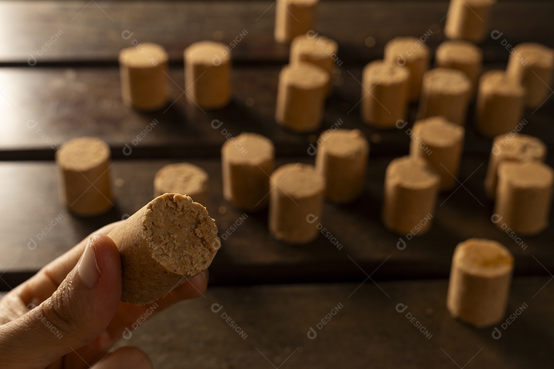 Muitas paçocas na mesa e mão segurando outra