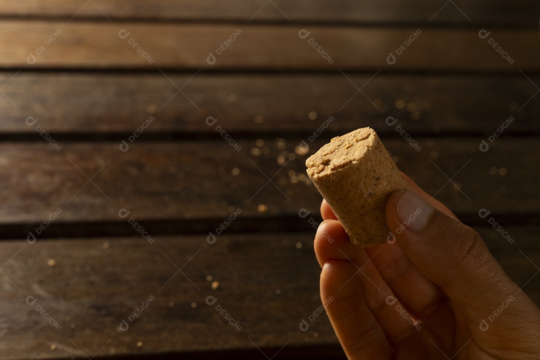 Mão segurando paçoquinha