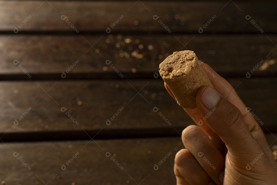 Paçoca deliciosa na mão de uma pessoa