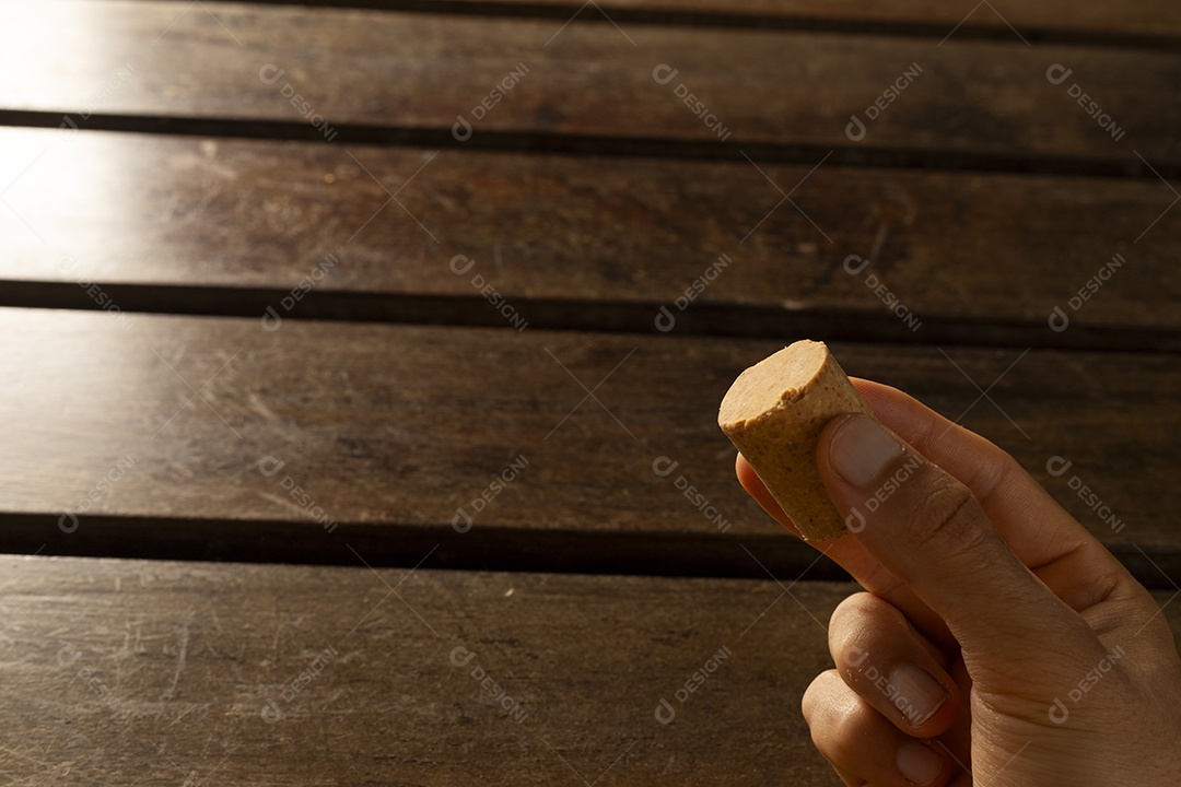Mão segurando deliciosa paçoca