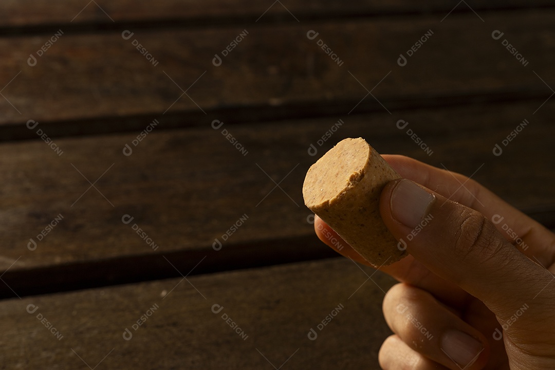 Mão segurando uma deliciosa paçoca