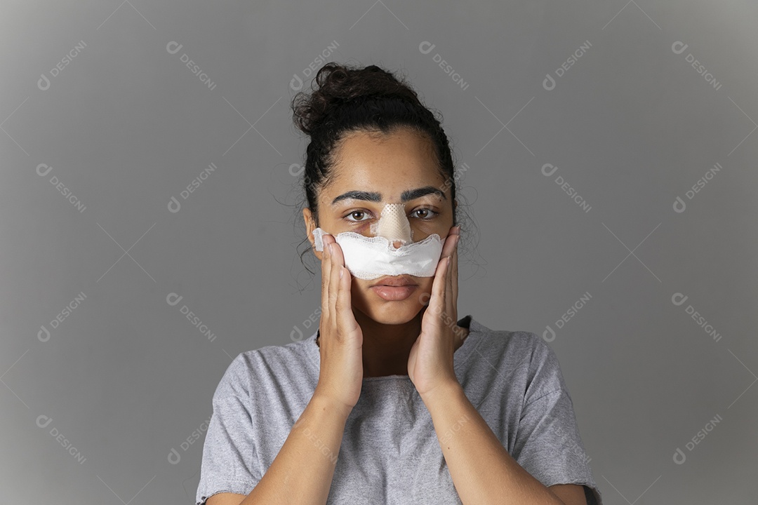 Mão no rosto com curativo