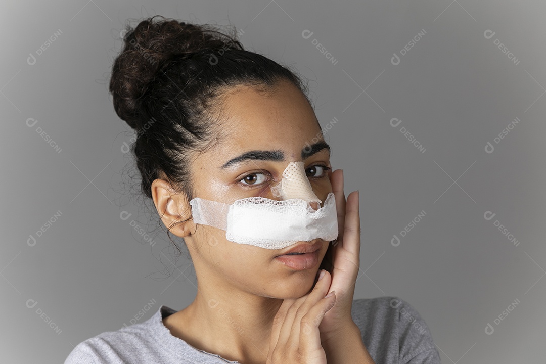 Mulher olhando com curativo no nariz