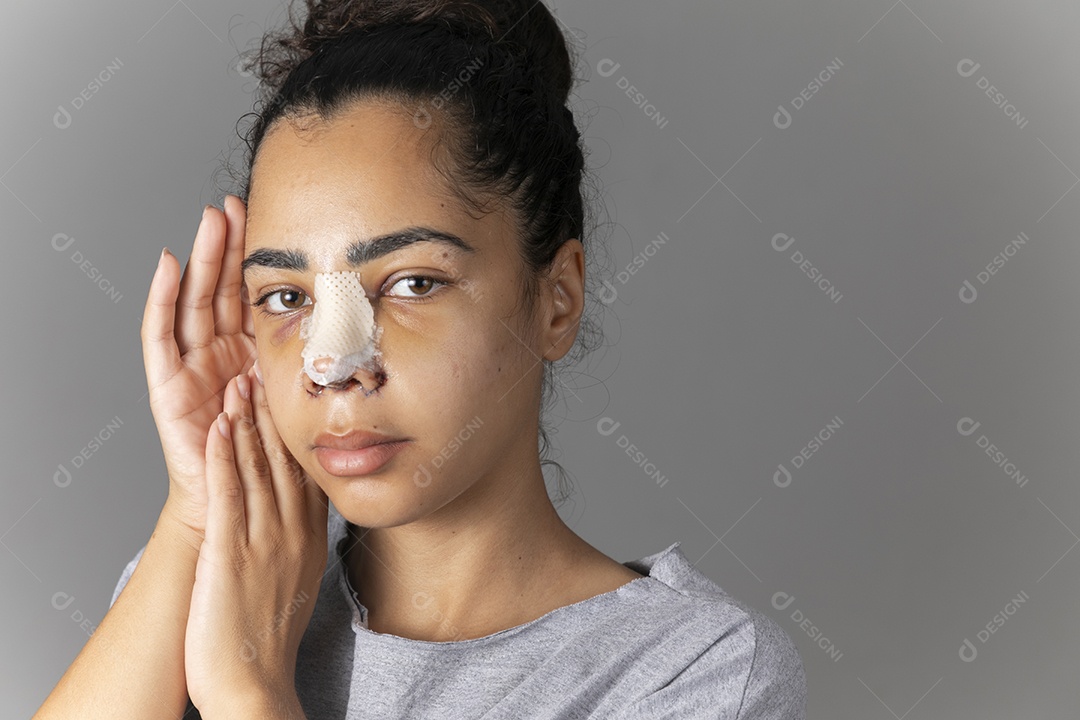 Mulher com mãos no rosto