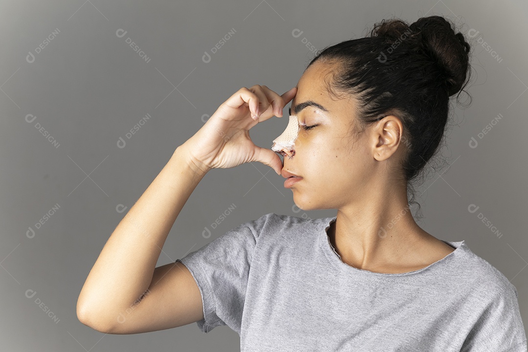 Mulher com mãos no rosto mostrando cirurgia