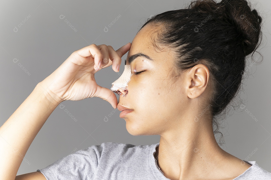 Mulher com mãos no nariz