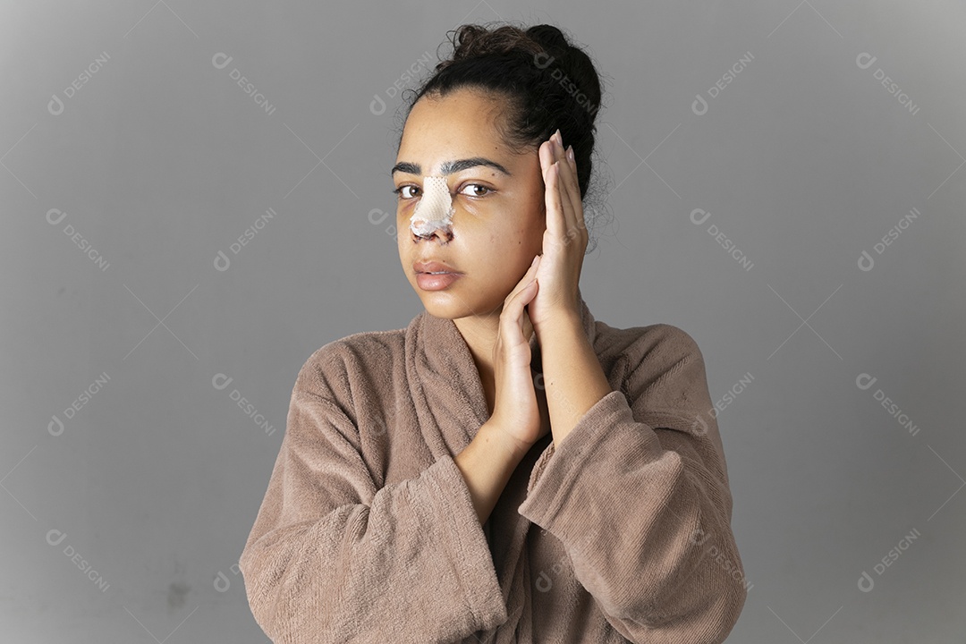Mulher com cirurgia no nariz