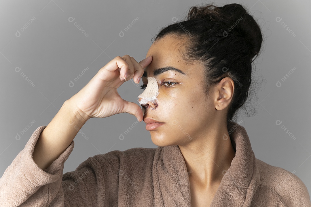 Mulher com cirugia no nariz