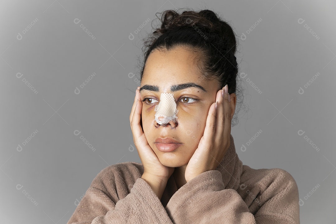 Mulher com mãos no rosto