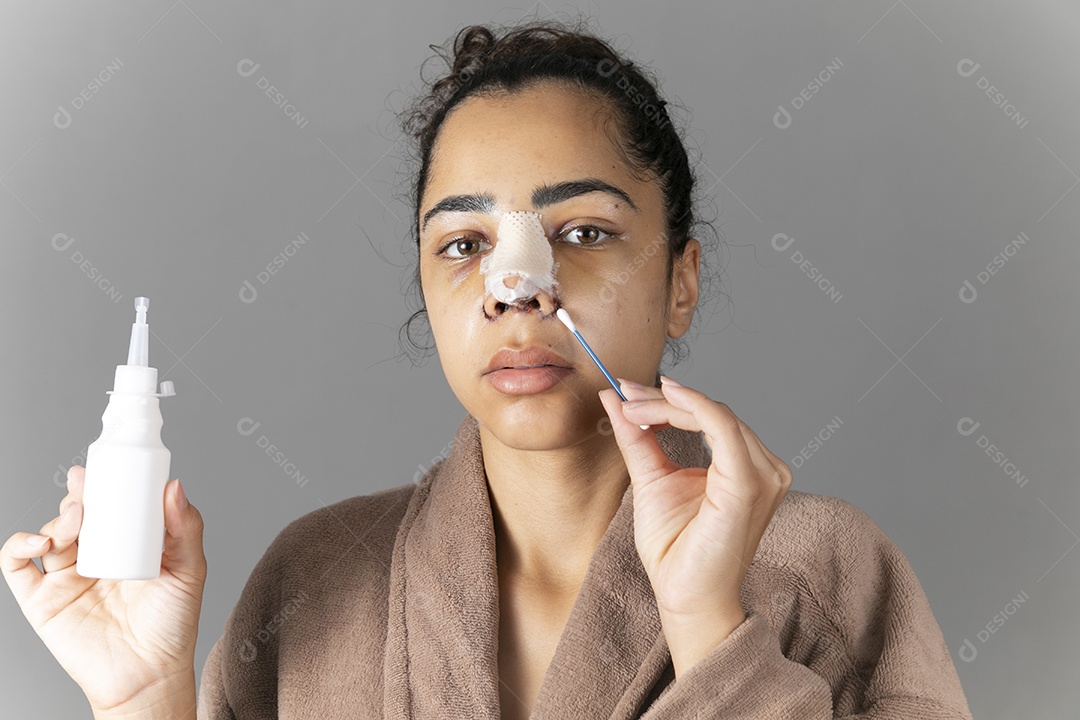 Mulher fazendo limpeza na sua cirurgia de rinoplastia