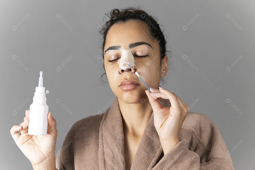 Mulher com contonete e remeddio de fazer limpeza na cirurgia