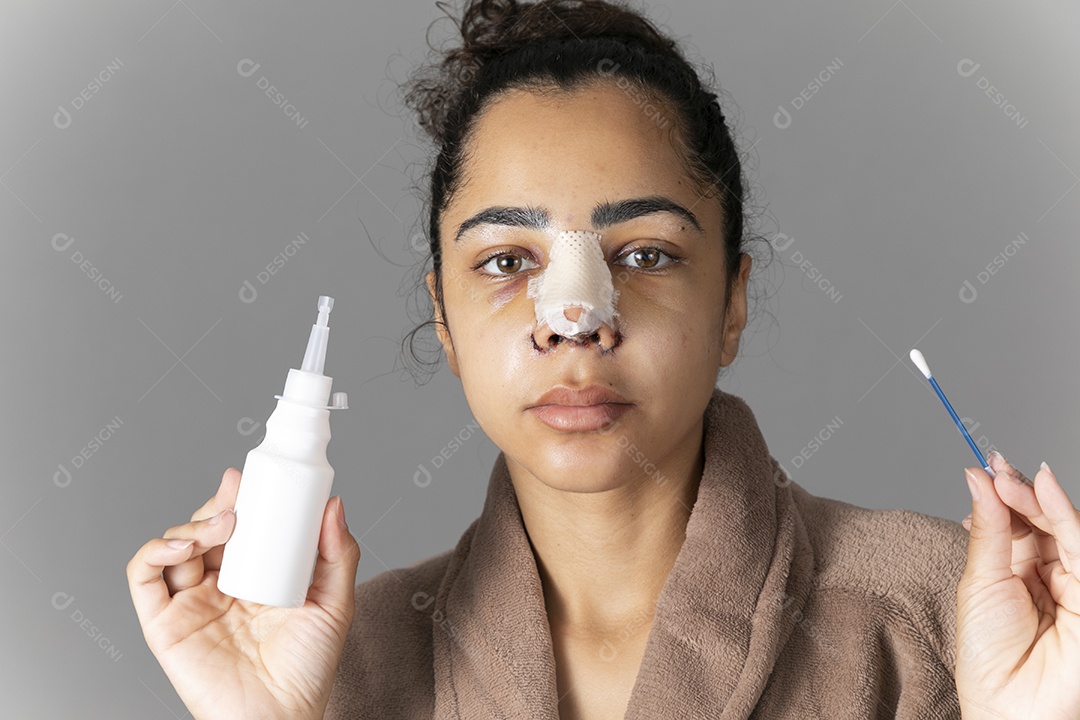 Mulher com contonete e remeddio de fazer limpeza na cirurgia